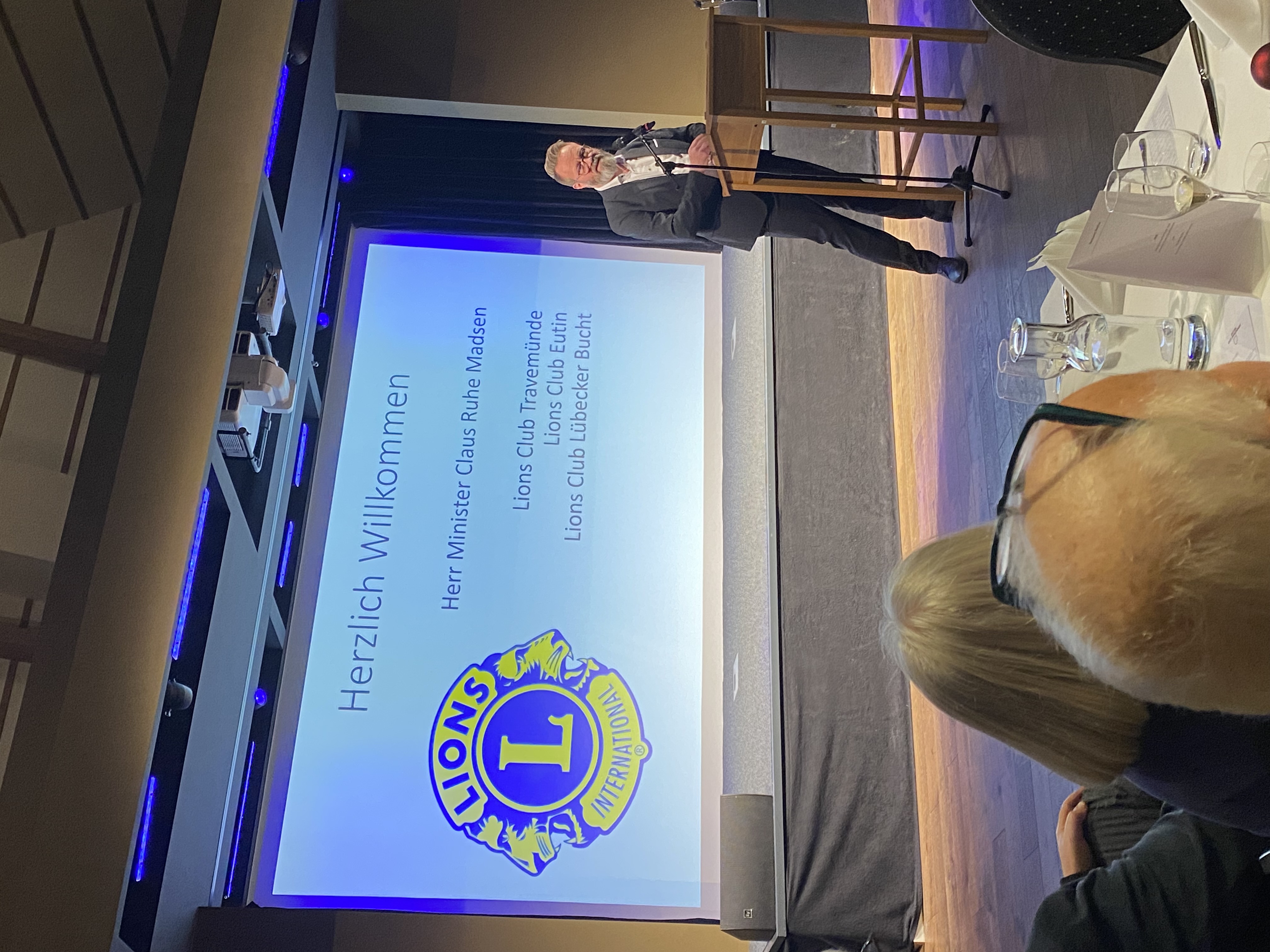 Minister Claus Ruhe Madsen in Ostholstein bei den Lions Clubs.