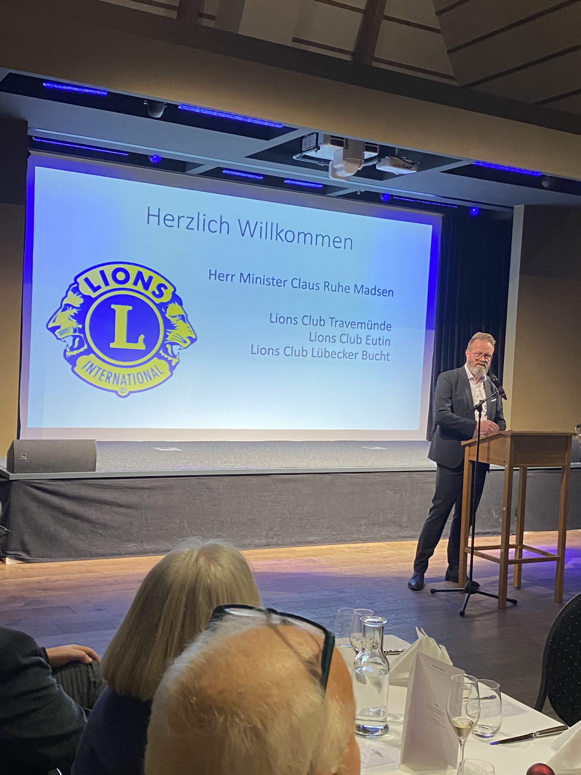 Minister Claus Ruhe Madsen in Ostholstein bei den Lions Clubs.